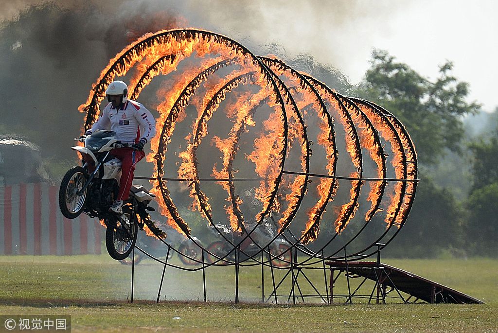 印度士兵进行特技训练 骑摩托跳火圈场面惊险