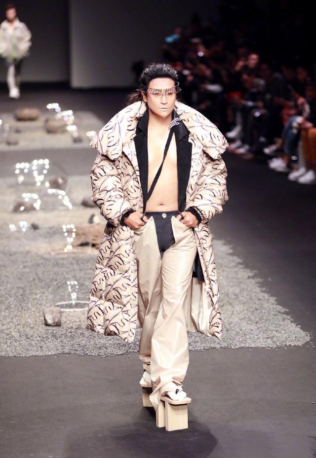 48岁陈志朋又是奇装异服亮相,发文称不在意流言蜚语,坚持做自己