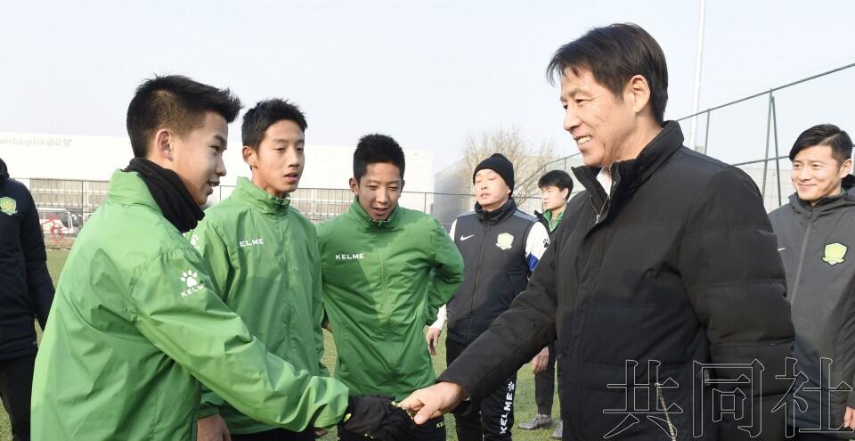 日本国足前主帅西野朗到访北京与青少年球员交