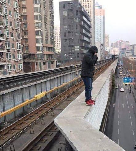 但武汉这名扬言卧轨自杀的男子,却被追究刑责,而且还是全国首例以跳轨