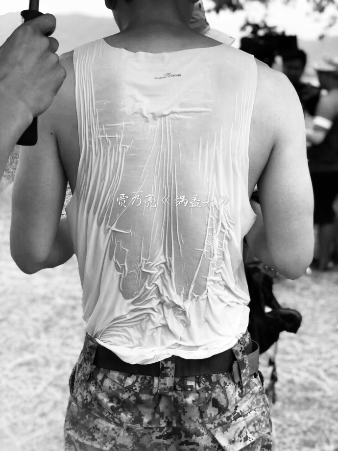 组图:硬汉贾乃亮剧组近照衣衫湿透 板寸头埋进饭盒抵抗炎炎酷暑