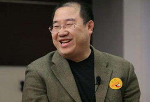 英达20岁小儿子近照,18岁就年薪百万,难怪只宠他从不管巴图