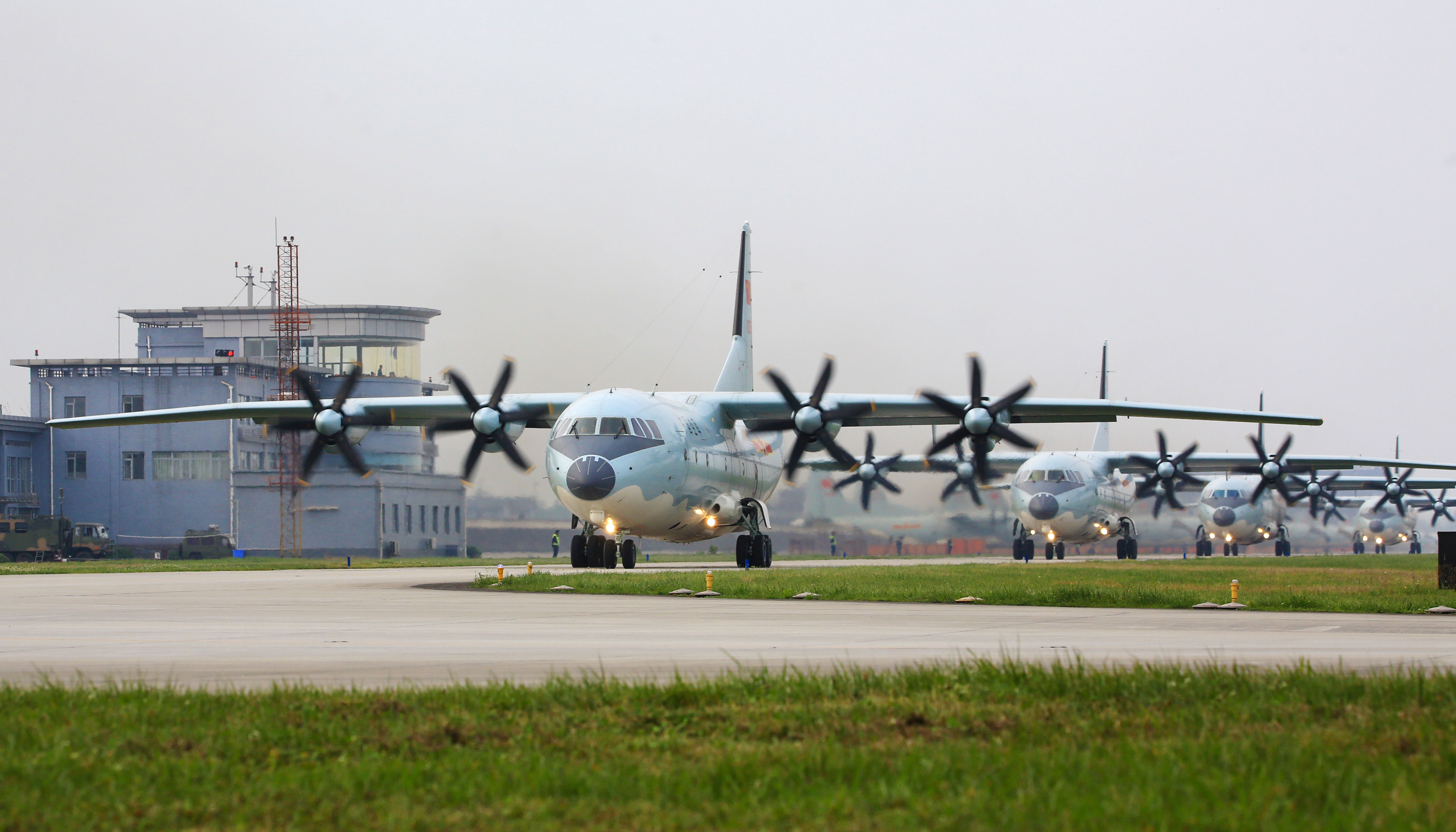 运-9飞机大象漫步场面壮观