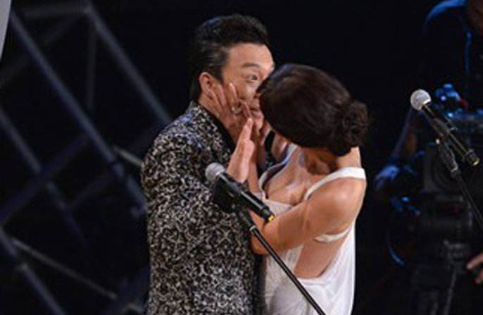 林志玲台上亲完黄渤嫌不够,又来亲他,志林姐姐口味有多重