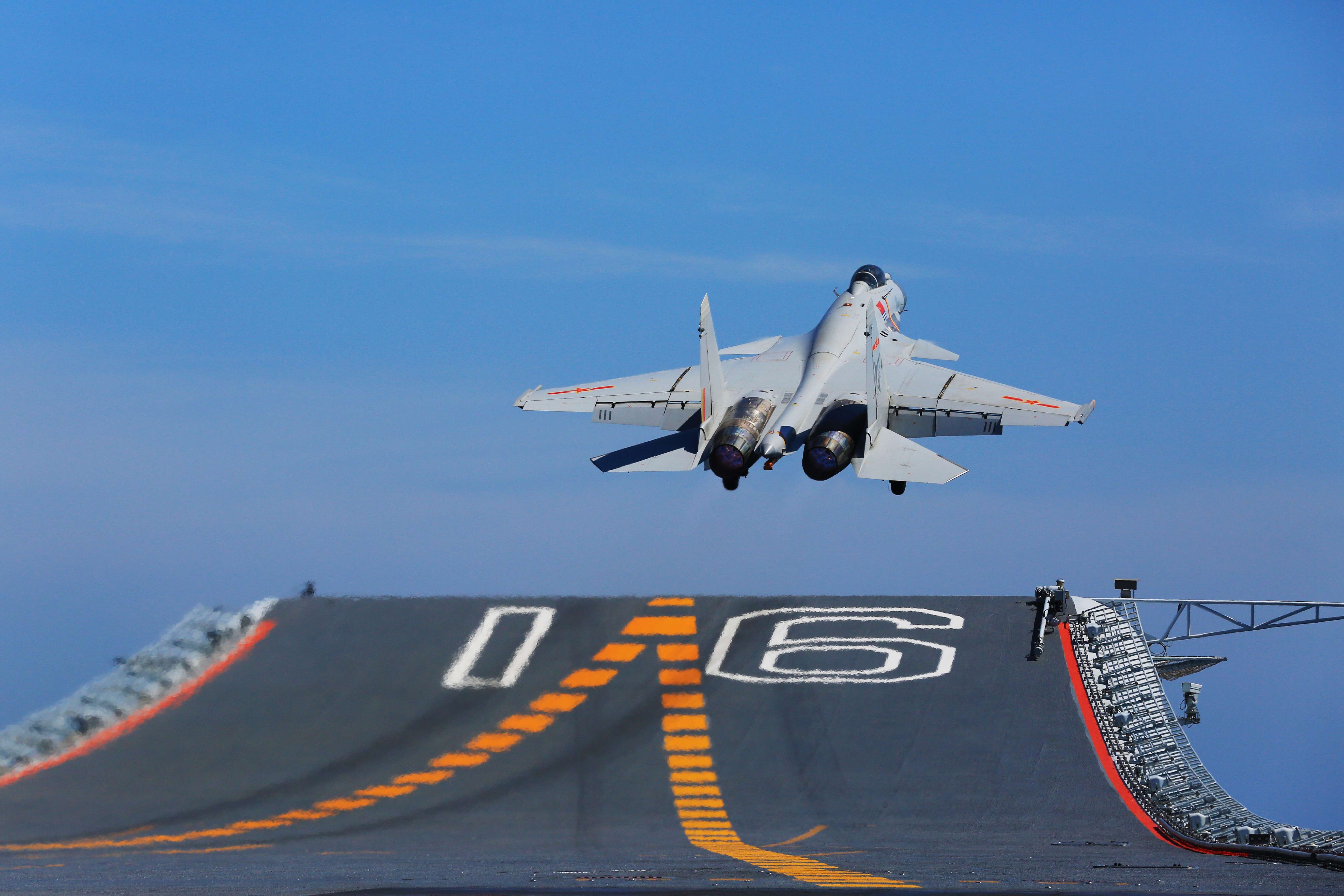 瓦良格号航母刚到中国时满是淤泥破败不堪