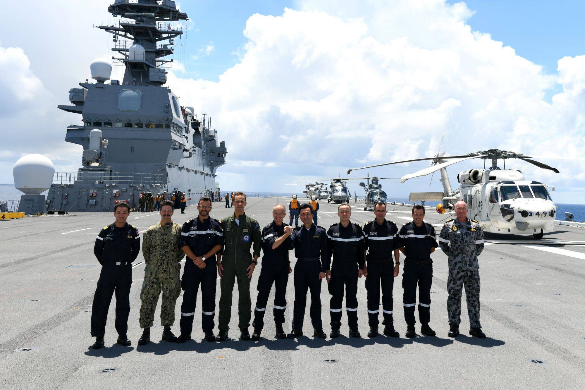 日本法国组成双航母编队在印度洋大搞军演