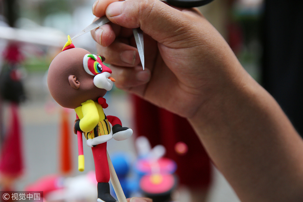 西安:85后小伙捏面人月入万元 走遍中国难寻另一半