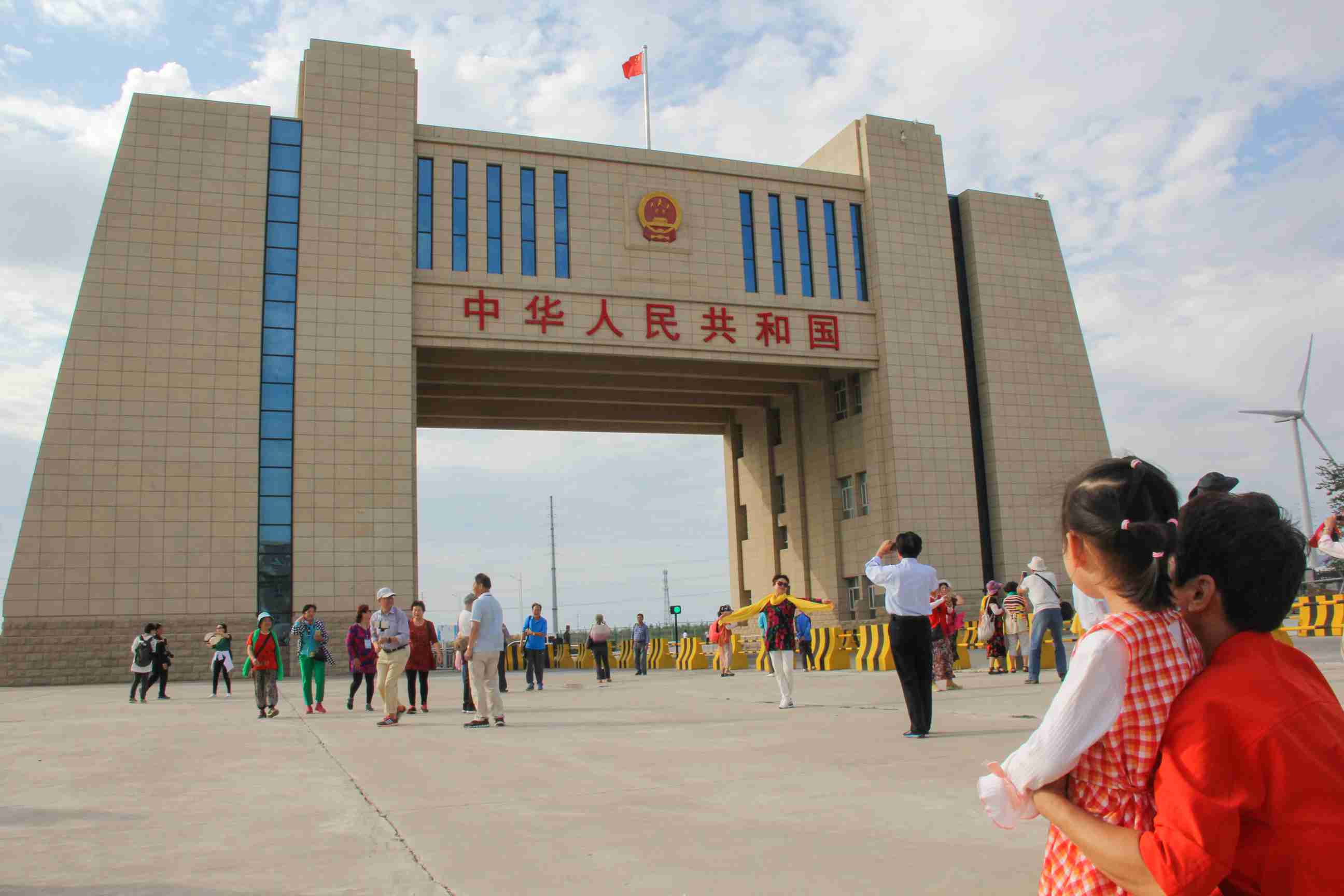 "鄂博号"旅游专列抵达阿拉山口市 开启"丝路之旅"