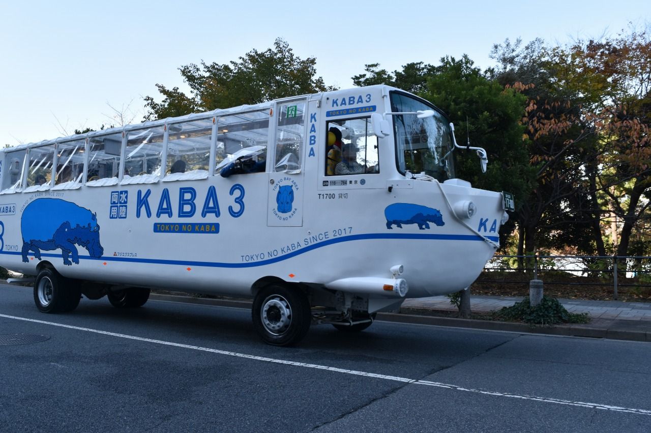 日本公司推出水陆两栖巴士 乘客可坐车从海上穿行