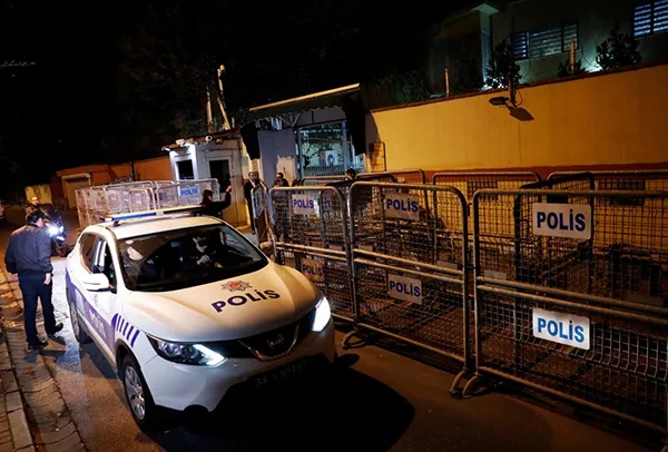 10月16日,一辆土耳其警车驶过沙特阿拉伯驻土耳其伊斯坦布尔领事馆.