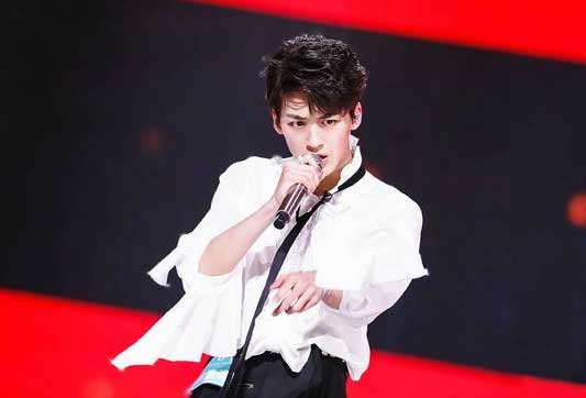 创造营公演何洛洛《lesion》反转舞台引爆全场