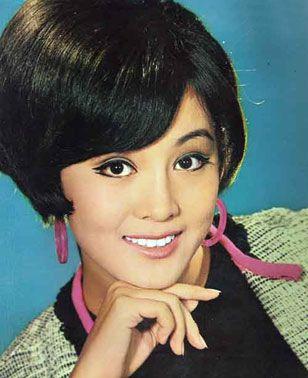 对了,何莉莉还出演过《家有仙妻》中的林以珍,这部剧现在看来真的是