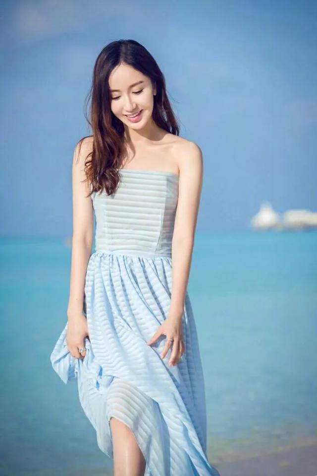 海边漫步的娄艺潇太迷人了!