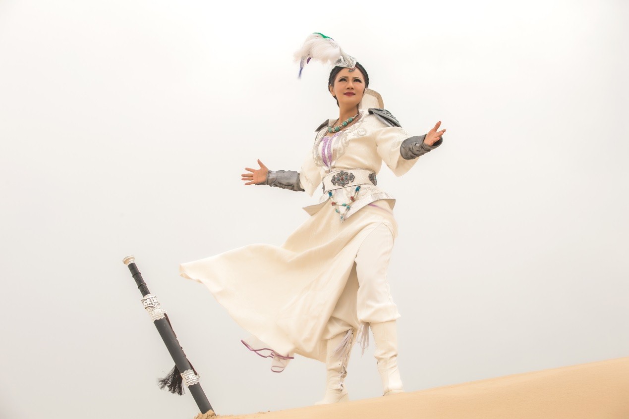 东方红艳《火火的姑娘》 为人民大会堂吹来时尚风