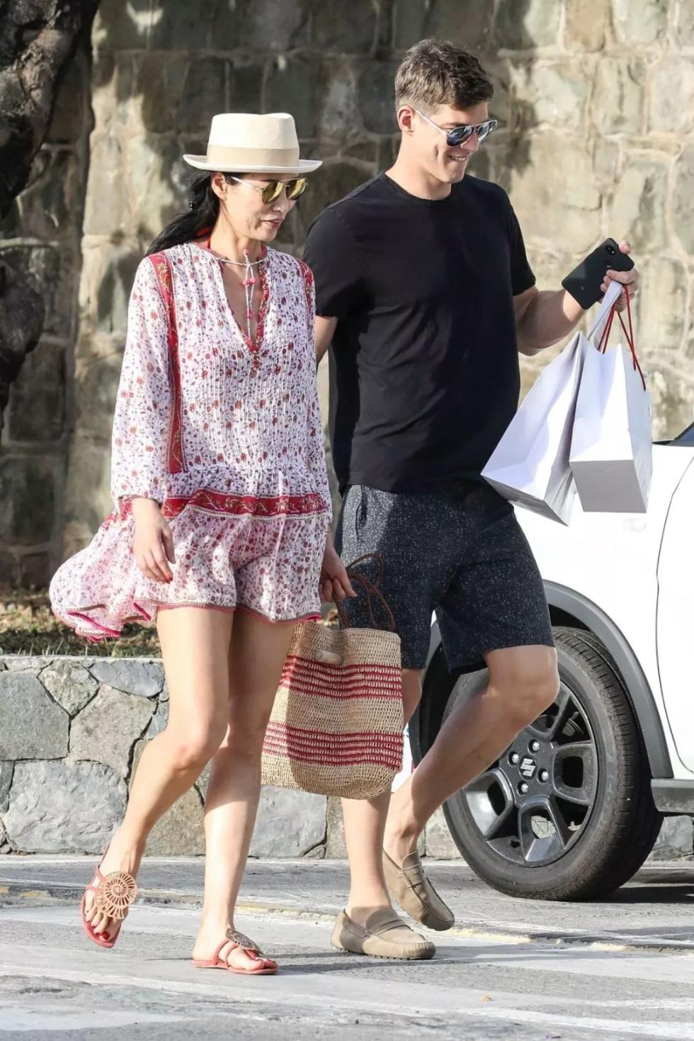 50岁邓文迪都睡完24岁小奶狗了,怎么还没出一本撩汉秘籍?