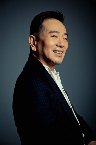 近日,热播剧《都挺好》中蒙总的扮演者张晨光曝光一组写真大片,白色