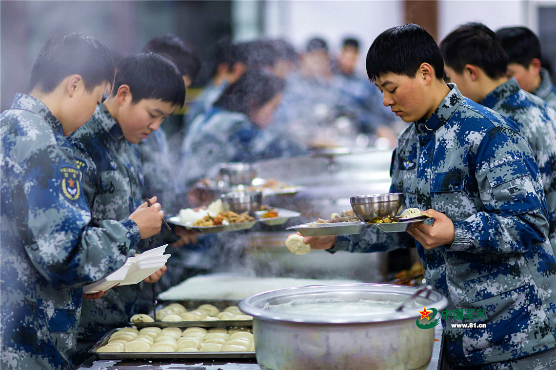 空军女兵在新兵连的最后一天