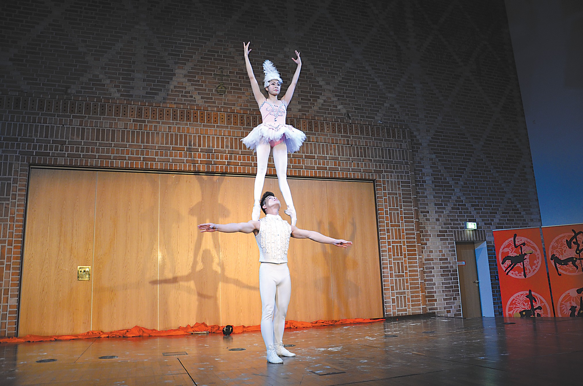 杂技《肩上芭蕾》