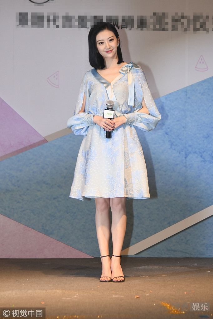 景甜一袭蓝裙美如仙子 甜美比心示爱粉丝