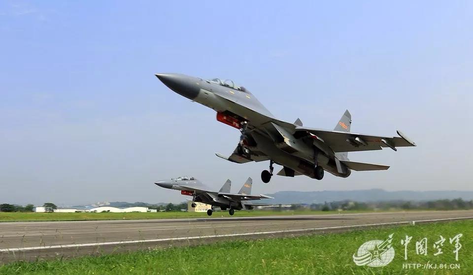 气场全开:我军歼16战机夜间出击画面首度公开
