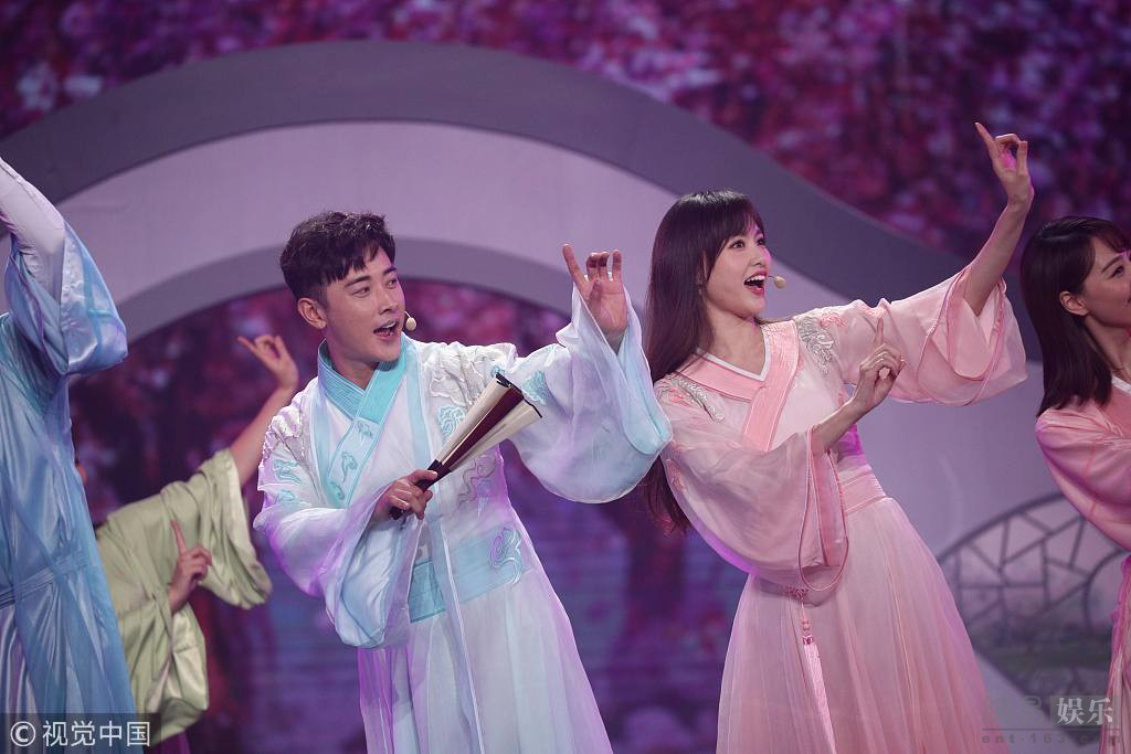 好甜!唐嫣罗晋婚后首次公开合体登台献唱