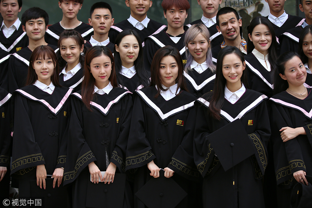 大型男神女神合影现场!北电表演系毕业生合影出炉 太养眼啦!