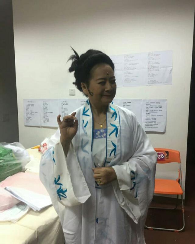 75岁"观音"左大玢近照曝光,面容慈祥端庄典雅,这才是最美女神