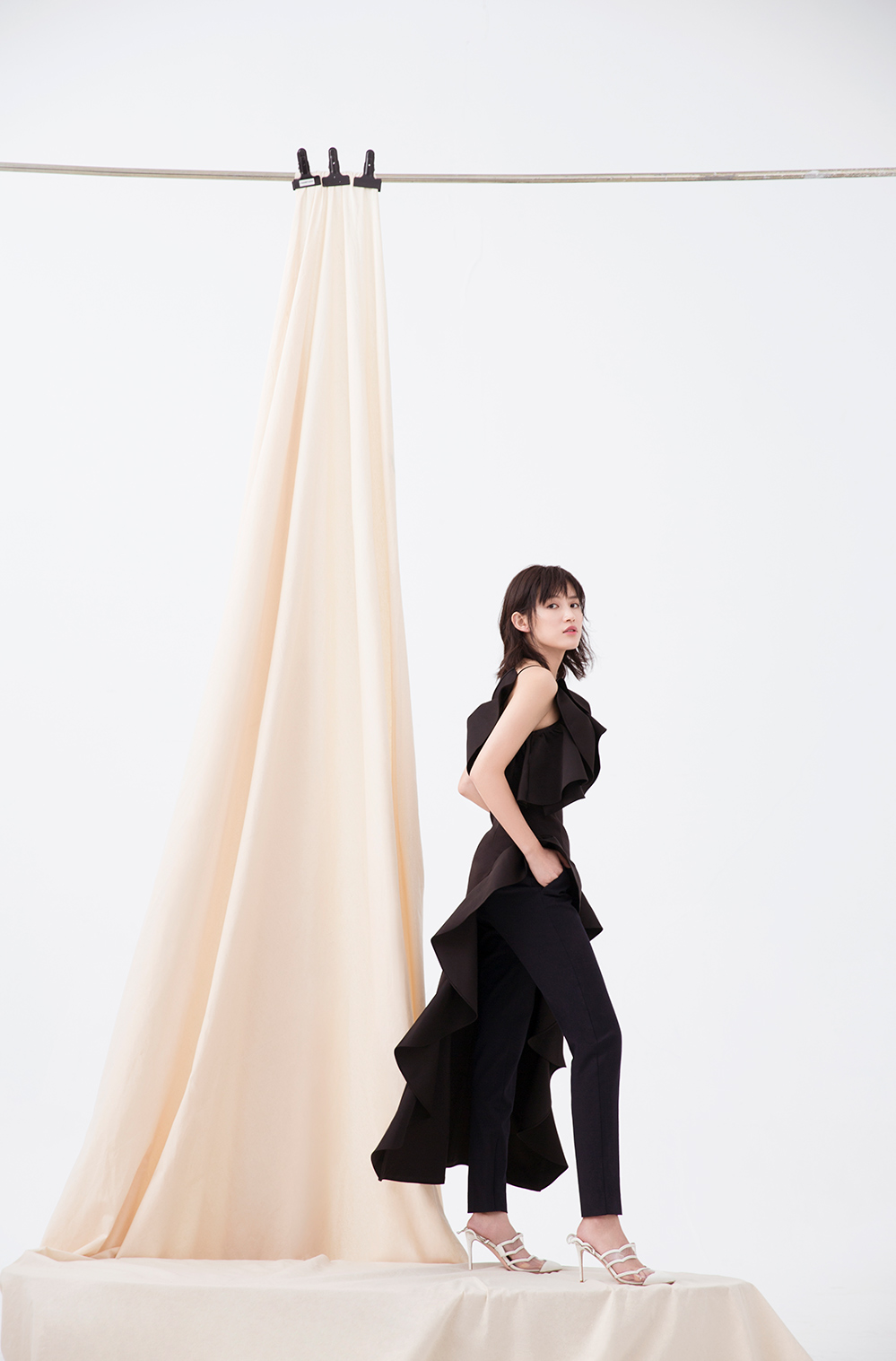 苏青最新封面大片出炉 不拘一格展自信态度