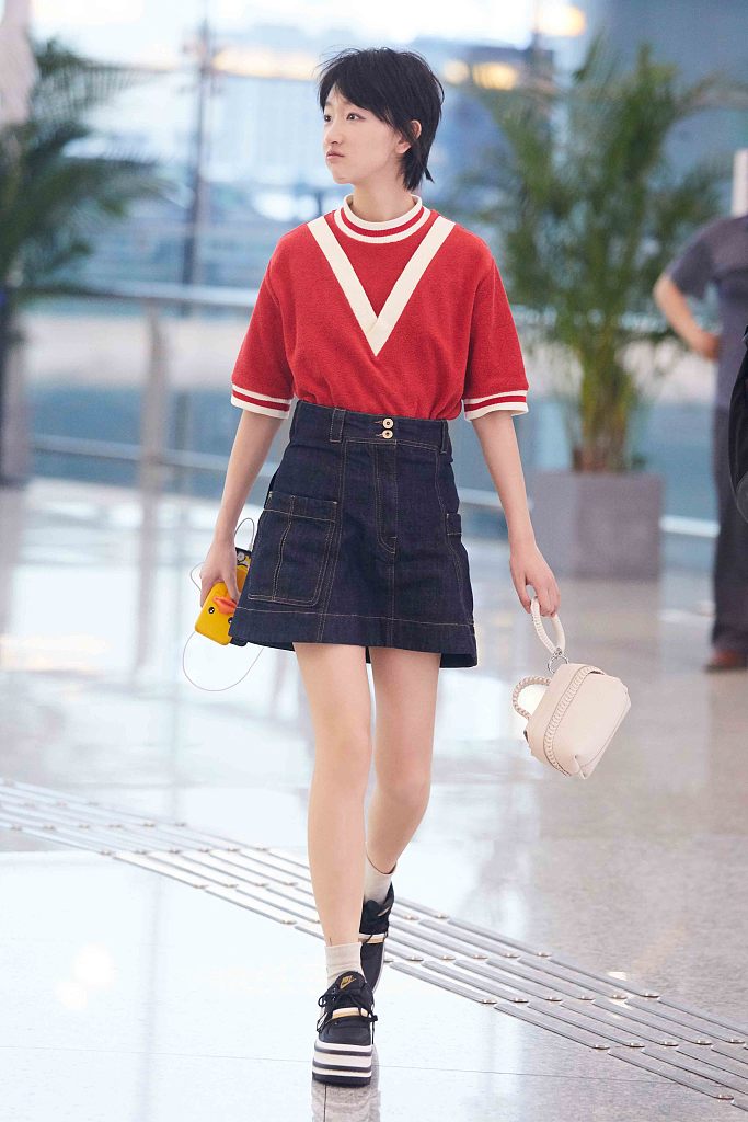 周冬雨穿迷你短裙尽显清新少女范