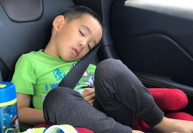 春哥儿子困了,上车就睡