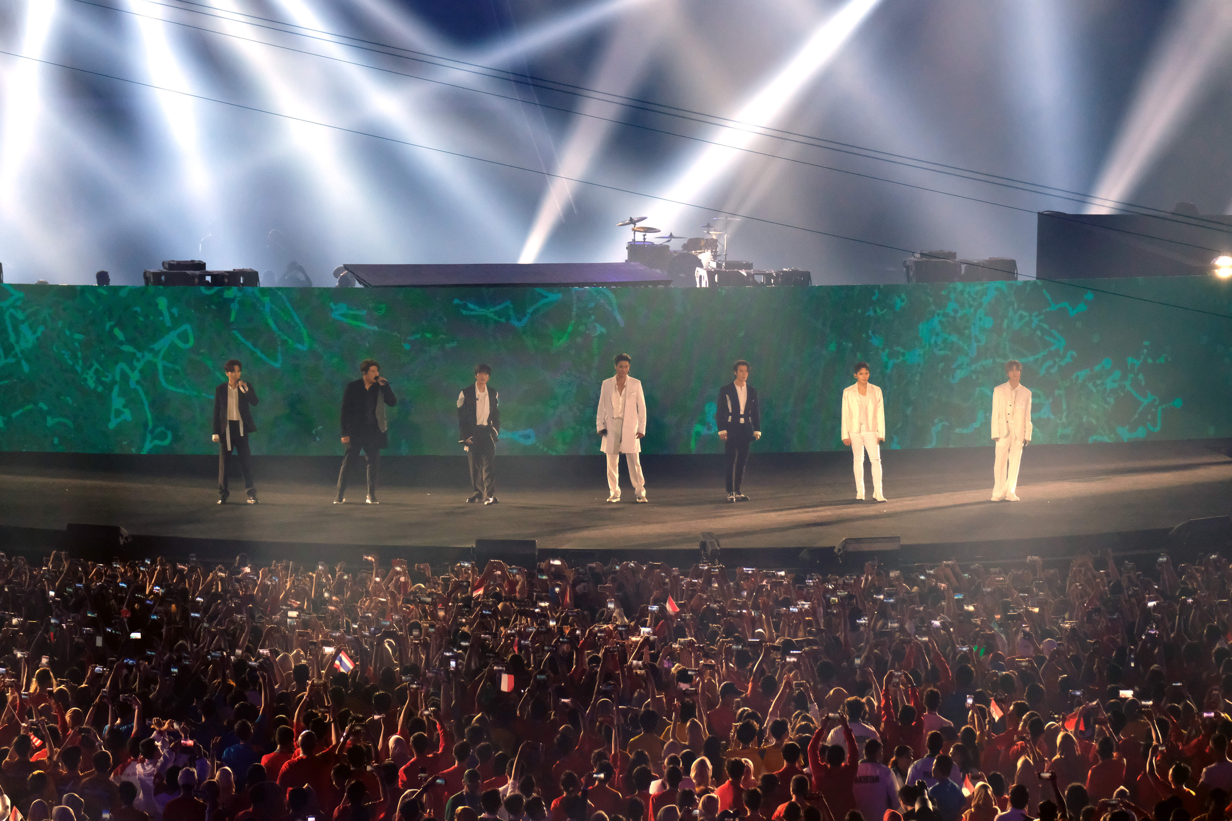 super junior亮相"2018雅加达巨港亚运会"闭幕式舞台
