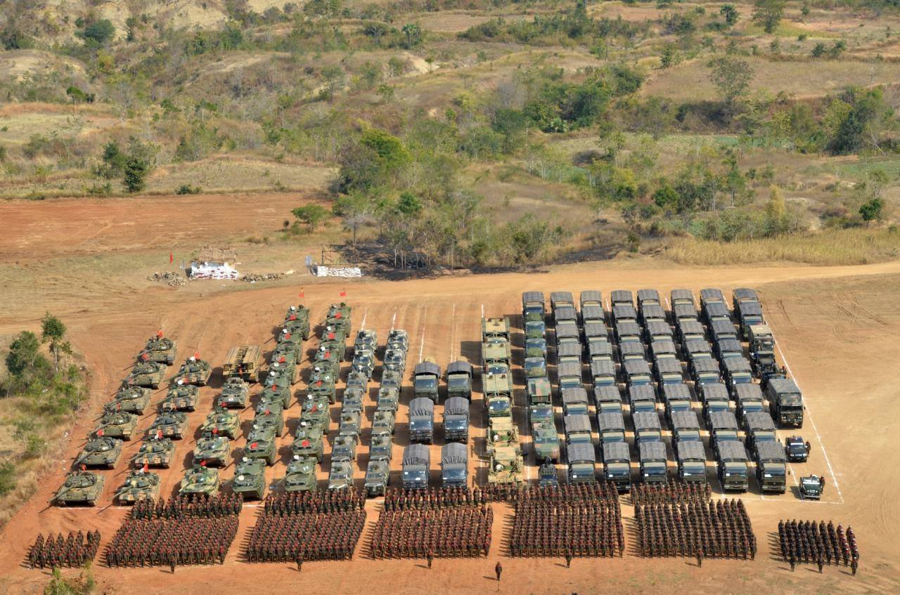 缅甸举行大规模演习 新购枭龙战机罕见空中亮