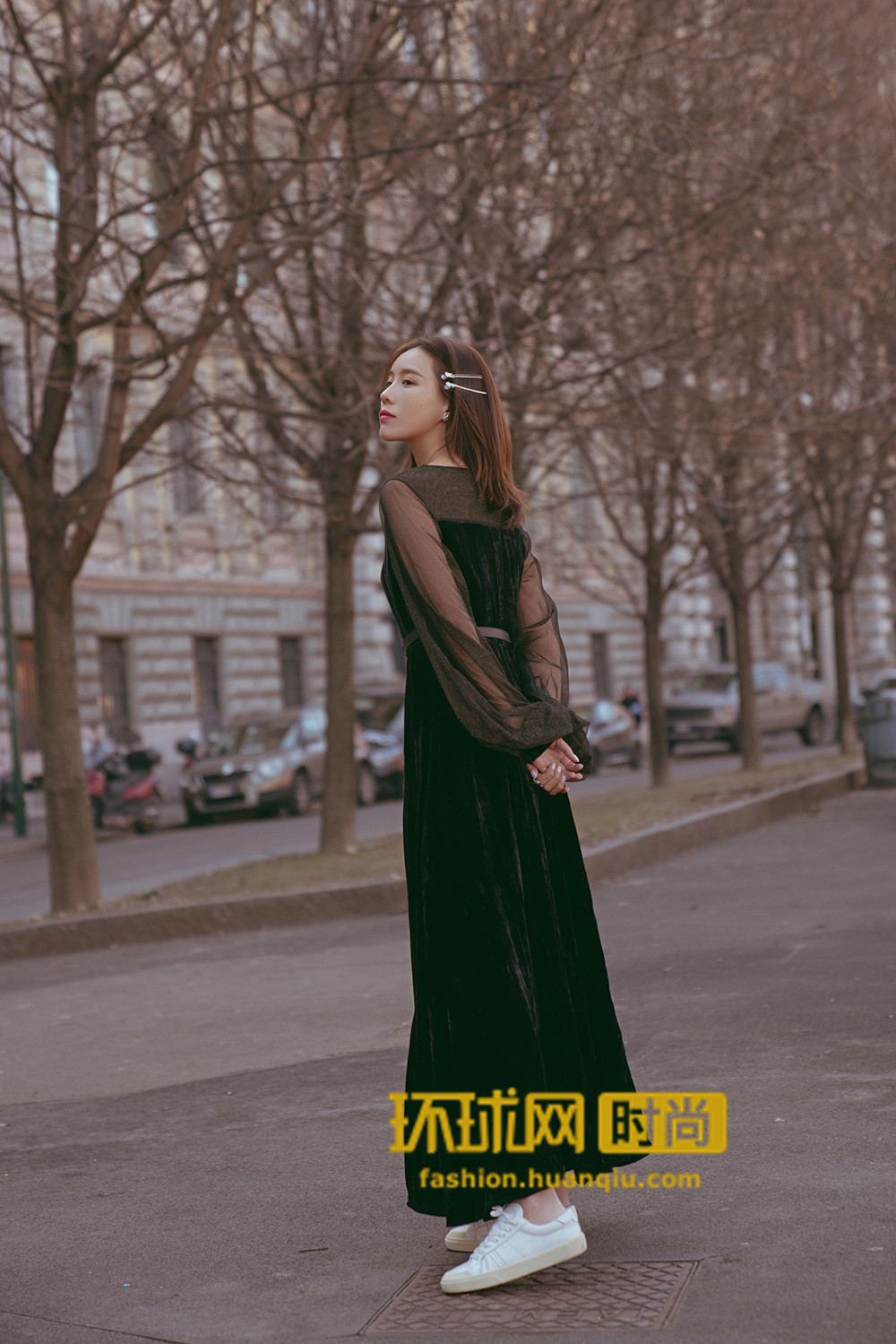 施予斐最新街拍 黑长裙诠释复古时髦