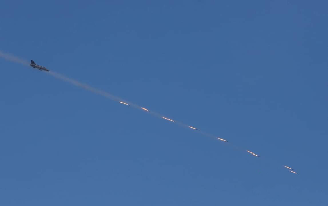 缅甸举行大规模演习 新购枭龙战机罕见空中亮