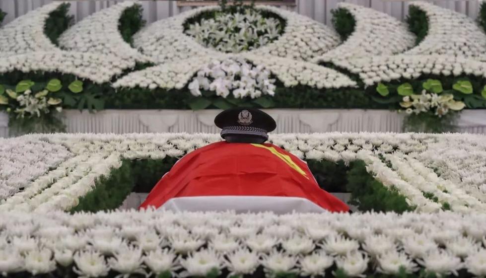 11月20日上午8时,颜曰春烈士追悼会在玉环市殡仪馆举行.