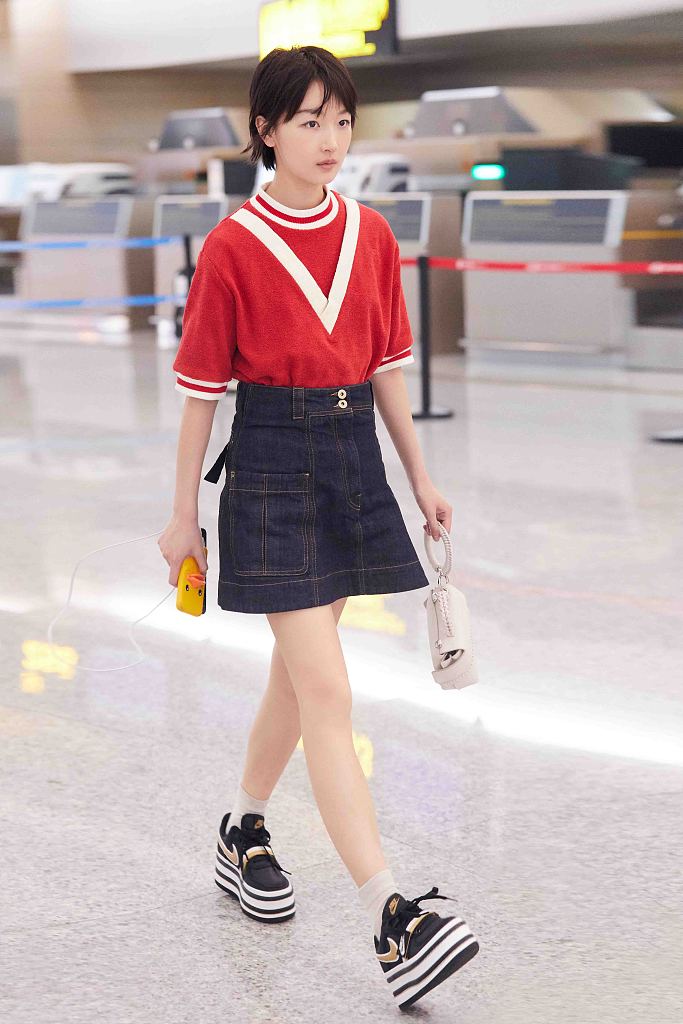 周冬雨穿迷你短裙尽显清新少女范