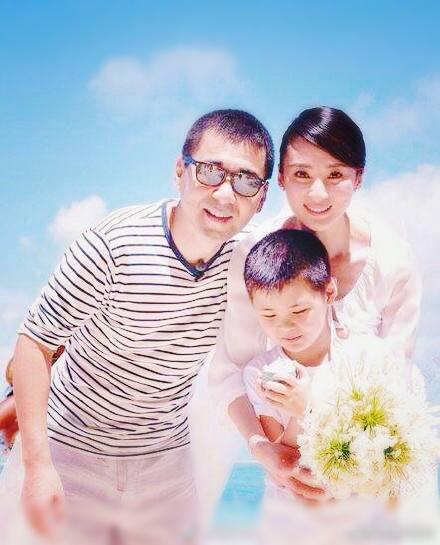 纯元皇后顺利产下滴次子,陈建斌晒正面全家照,感慨自己就是幸福