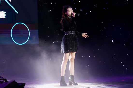 刘美麟《暗香》获热捧 后台与粉丝合影超暖心