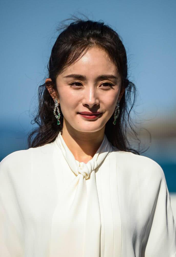 杨幂外网未精修图曝光 走出滤镜她hold住了吗?