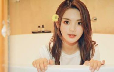 杨超越出道前性感照片曝光，玩cosplay还喊粉丝老公