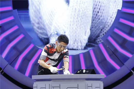 向未来》,加油队选手王旌尧在解释鲁珀特之泪的原理