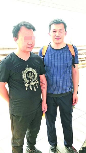 犯罪嫌疑人邱某(左)被抓获