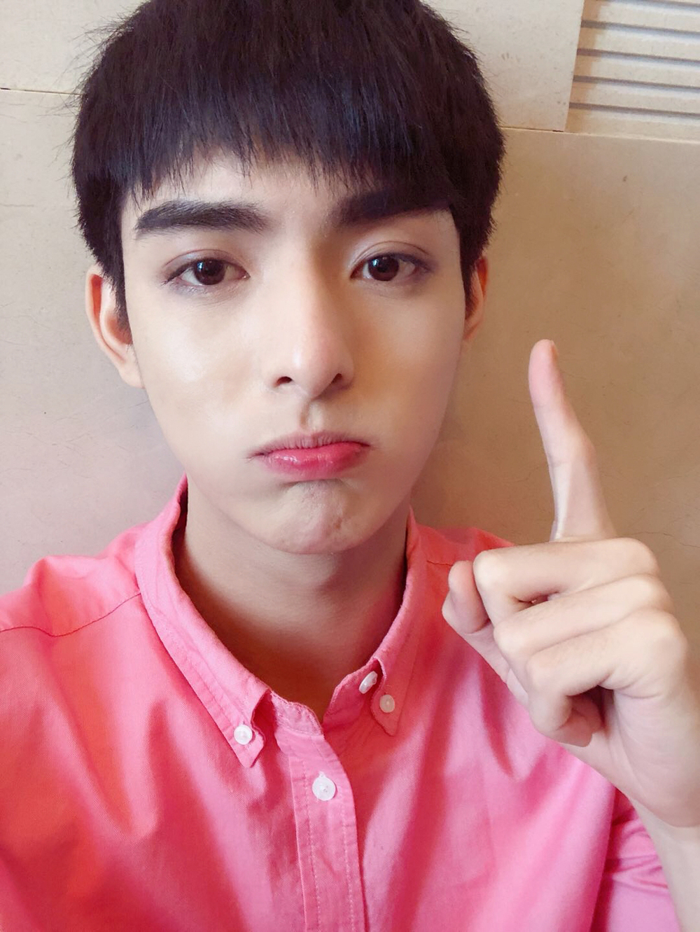 王皓轩童心未泯拿饼干自拍 这个暖萌boy有点皮