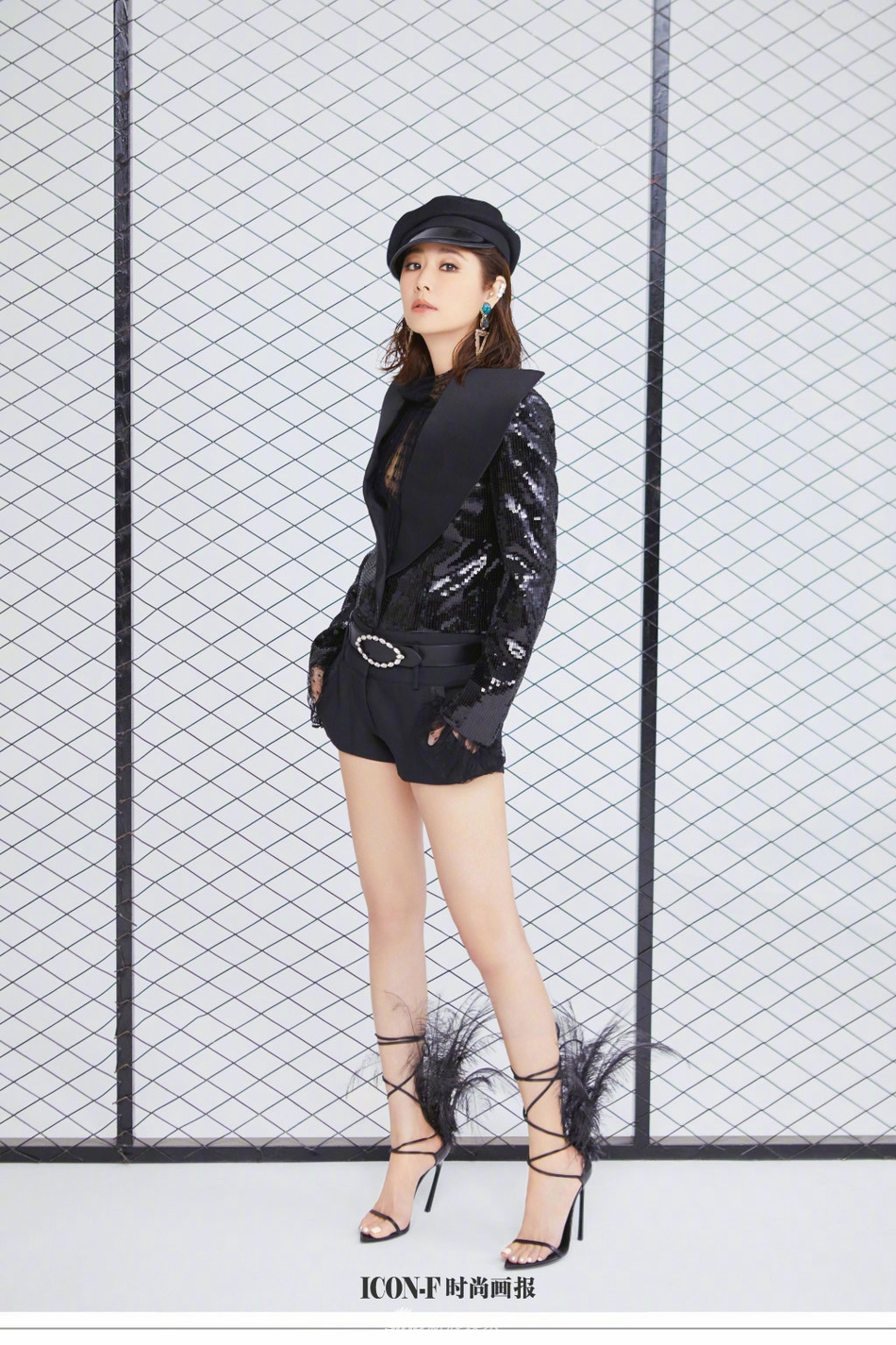 林心如解锁摩登女郎风 演绎黑色魅惑大秀纤细长腿