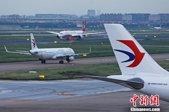 中国东方航空公司最新引进的波音787-9飞机平安抵达上海虹桥机场.