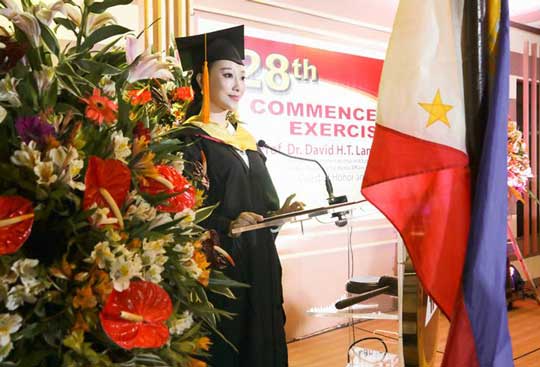 邓童天获MBA硕士学位 学霸女歌手惊艳上线