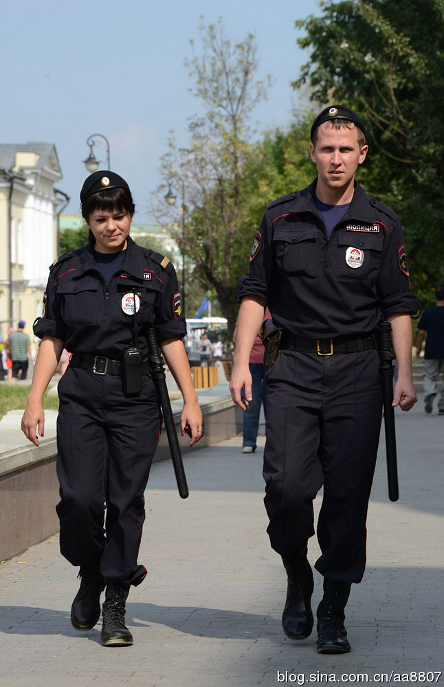听听!外国警察是怎样聊上海"绊摔抱娃女"事件的