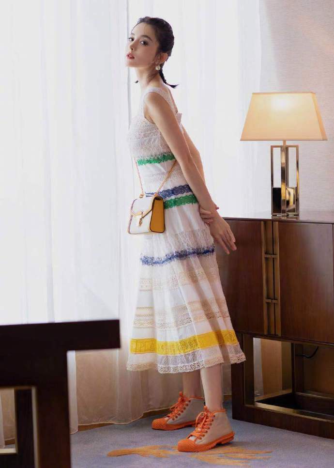 娜扎拳击辫清新又不失甜美 种草橘色高帮帆布鞋