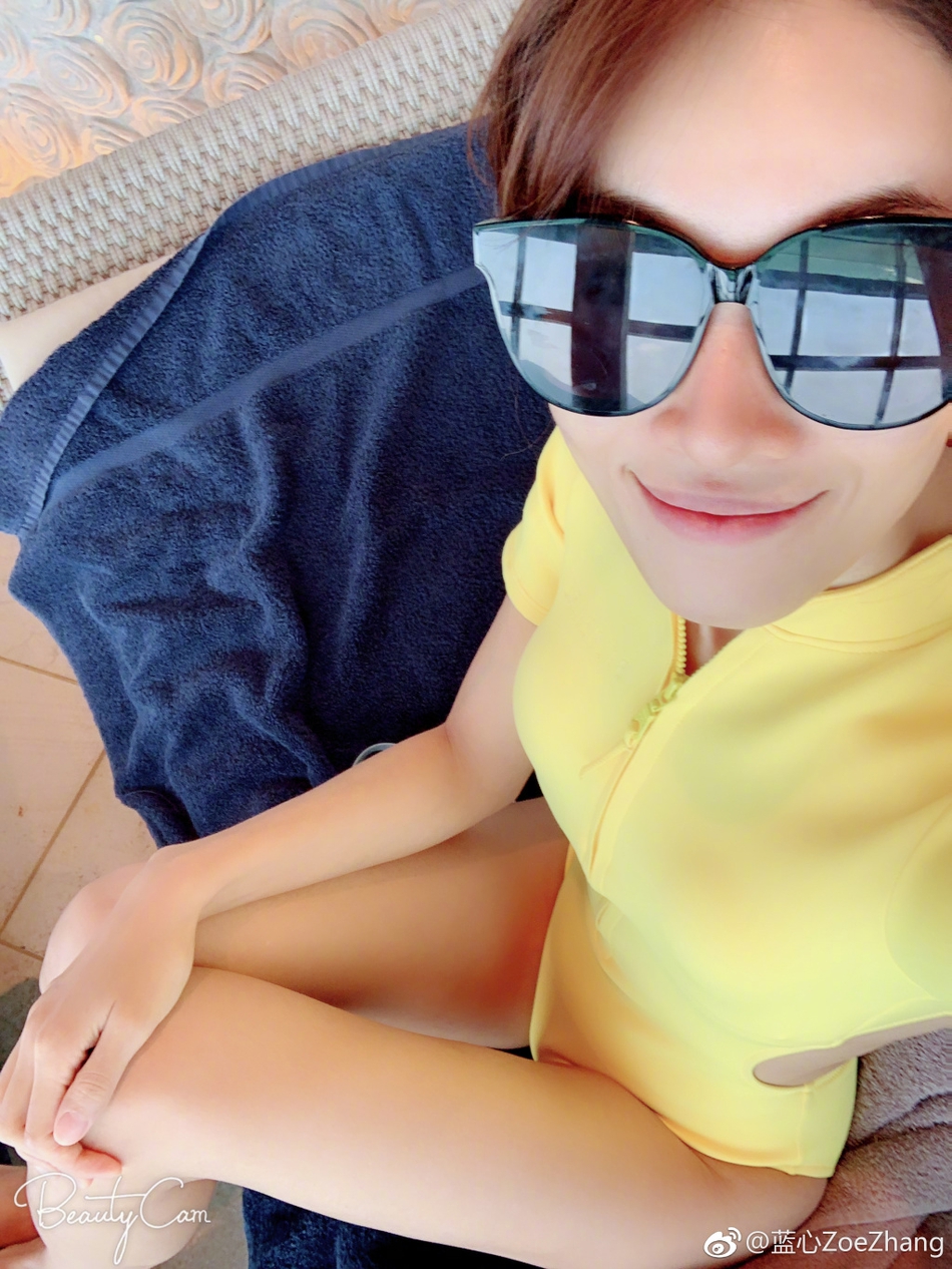 组图张蓝心晒素颜泳照水中秀大长腿比例惊人