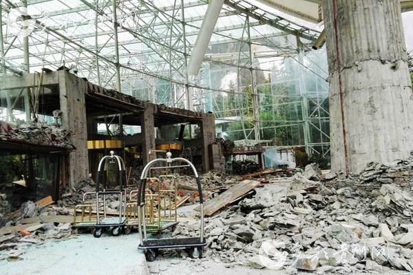 地震发生后,九寨沟景区内的天堂洲际酒店损毁严重,一片狼藉